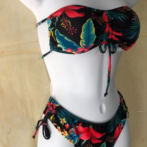 🌺 Tropical Babe Two-Piece Bikini – Black Floral - Picture 6 of 7